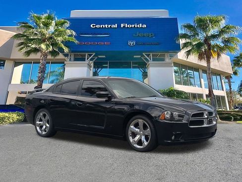 Used 2014 Dodge Charger SXT RWD image 2
