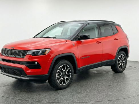 Used 2025 Jeep Compass Trailhawk AWD/4WD image 3