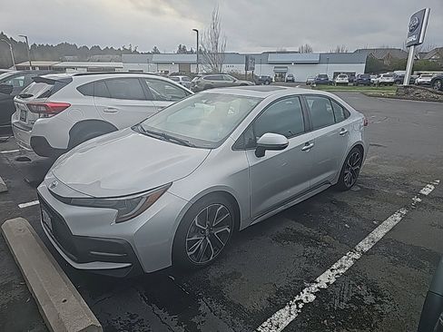 Used 2020 Toyota Corolla SE image 2