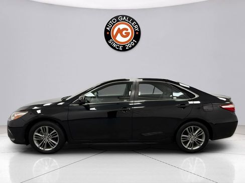 Used 2017 Toyota Camry SE image 4