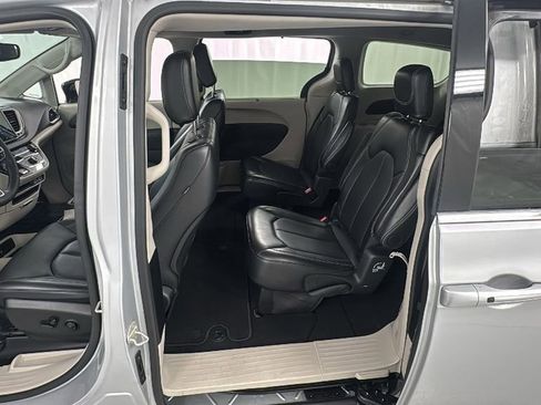 Used 2024 Chrysler Pacifica Touring-L image 16
