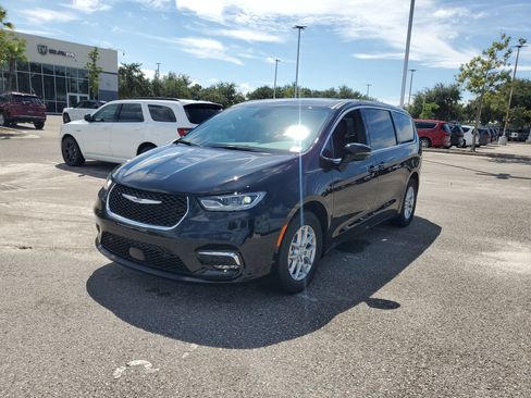 New 2026 Chrysler Pacifica Select image 2