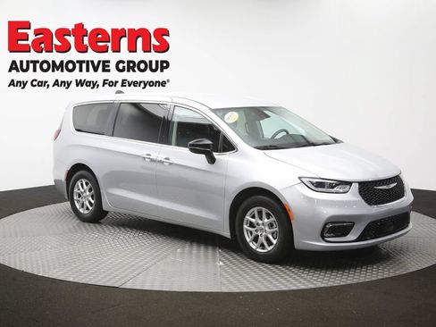 Used 2024 Chrysler Pacifica Touring-L FWD image 49