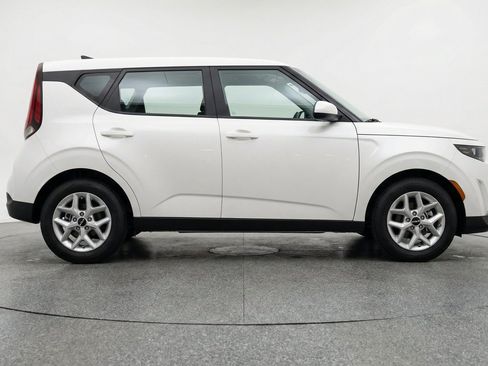 Used 2025 Kia Soul LX w/ LX Technology Package FWD image 11