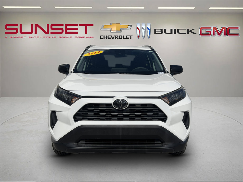 Used 2019 Toyota RAV4 LE FWD image 2
