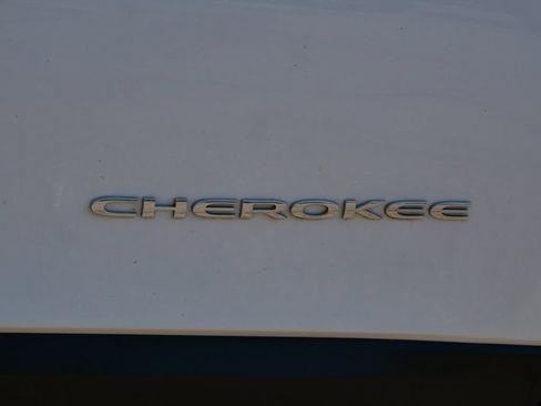 Used 2021 Jeep Cherokee Limited w/ Elite Package AWD/4WD image 10