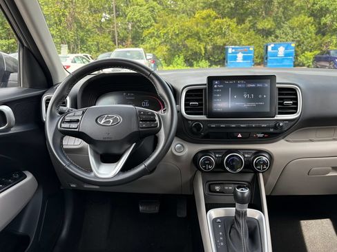 Used 2022 Hyundai Venue Limited FWD image 13