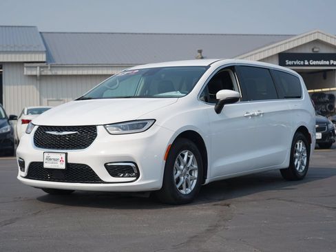 Used 2023 Chrysler Pacifica Touring-L FWD image 7