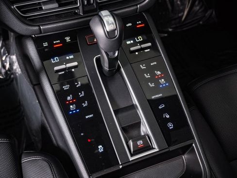 Certified 2026 Porsche Macan AWD/4WD image 24