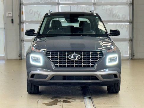 Used 2025 Hyundai Venue Limited FWD image 2