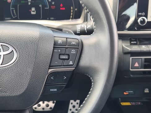 Used 2025 Toyota Camry SE FWD image 29