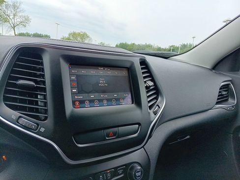 Used 2019 Jeep Cherokee Latitude Plus AWD/4WD image 11
