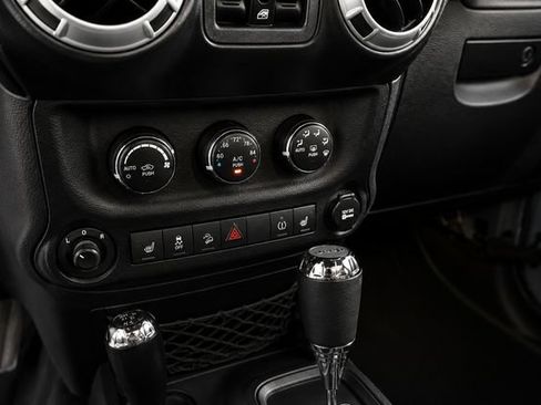 Used 2013 Jeep Wrangler Unlimited Rubicon AWD/4WD image 26
