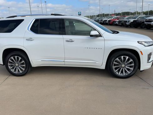 Used 2023 Chevrolet Traverse Premier image 2