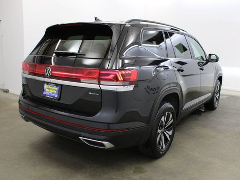 Used 2024 Volkswagen Atlas SE AWD/4WD image 5