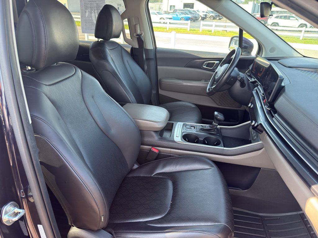 Used 2025 Kia Carnival FWD image 13