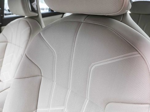 Used 2025 BMW 750e xDrive w/ Premium Package image 21