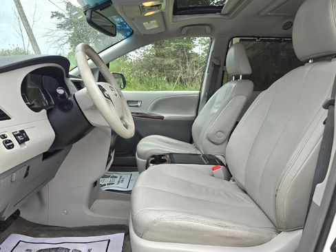 Used 2012 Toyota Sienna XLE w/ Entertainment Pkg FWD image 13