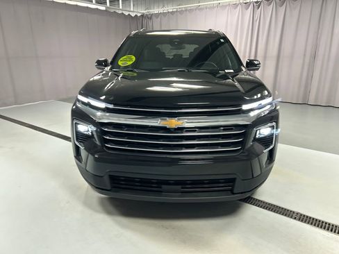 Used 2025 Chevrolet Traverse LT w/ Enhanced Driving Package image 2