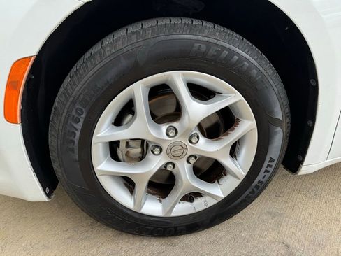 Used 2018 Chrysler Pacifica Touring Plus w/ Tire & Wheel Group FWD image 9
