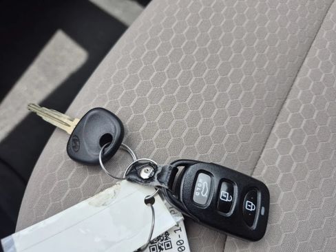 Used 2019 Hyundai Elantra SE w/ Cargo Package FWD image 27