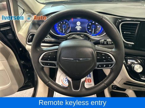 Used 2024 Chrysler Pacifica Touring-L FWD image 17