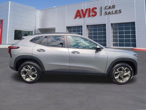 Used 2025 Chevrolet Trax LT w/ LT Convenience Package FWD image 5