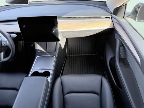 Used 2025 Tesla Model Y Long Range image 51