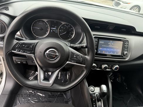 Used 2018 Nissan Kicks S image 10