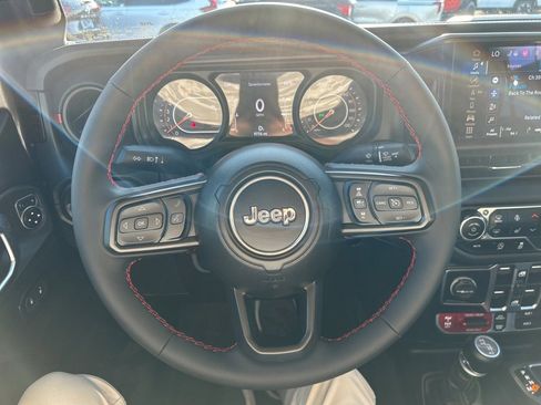 Certified 2024 Jeep Gladiator Rubicon w/ Technology Group image 13