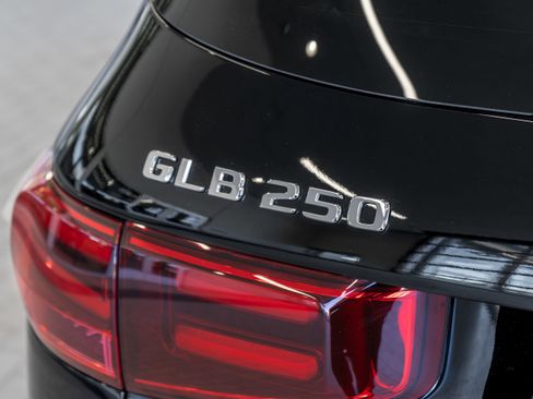 Used 2025 Mercedes-Benz GLB 250 image 24