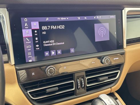 Certified 2022 Porsche Macan image 23