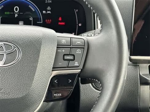 Used 2025 Toyota Camry SE image 9