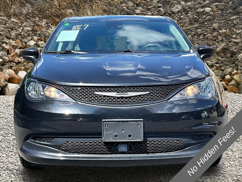 Used 2022 Chrysler Voyager LX FWD image 3