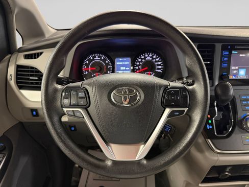 Used 2015 Toyota Sienna LE FWD image 18