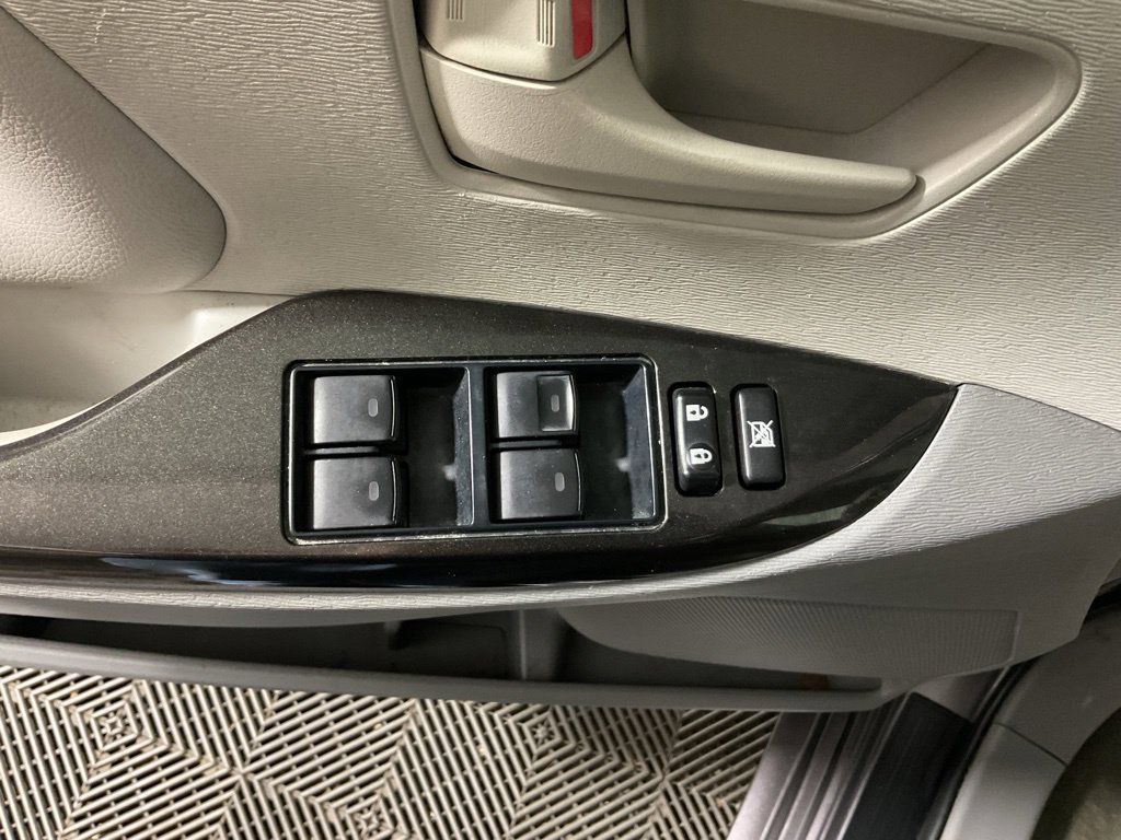 Used 2013 Toyota Sienna LE w/ Towing Pkg FWD image 18