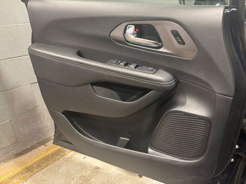 Used 2025 Chrysler Pacifica Select image 20