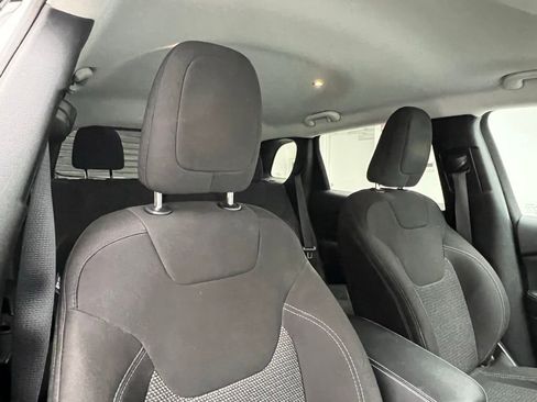 Used 2019 Jeep Cherokee Latitude w/ Popular Appearance Group FWD image 7