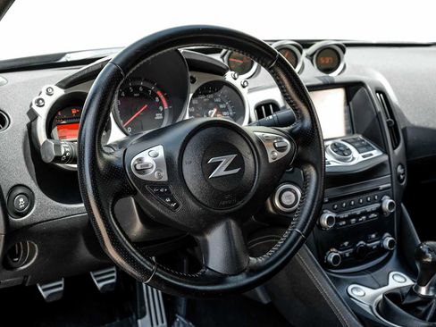 Used 2015 Nissan 370Z Touring RWD image 17