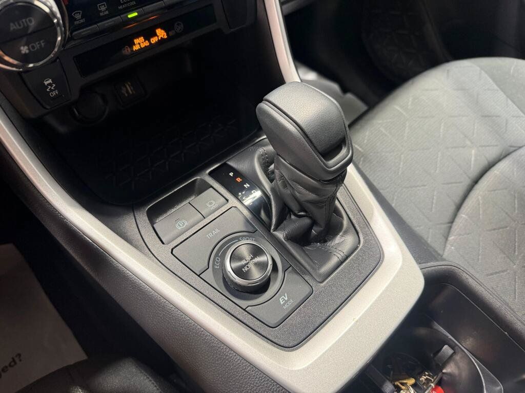 Used 2025 Toyota RAV4 XLE AWD/4WD image 34