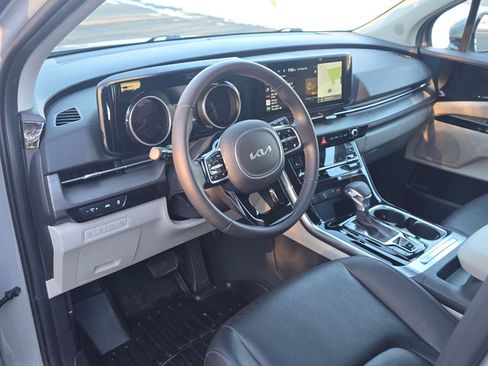 Used 2024 Kia Carnival EX image 30