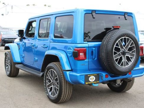 Used 2023 Jeep Wrangler Unlimited Sahara AWD/4WD image 3