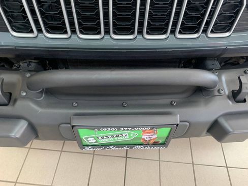 Used 2025 Jeep Wrangler Unlimited Sahara AWD/4WD image 9