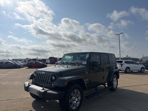 Used 2015 Jeep Wrangler Unlimited Sahara w/ Max Tow Package image 8