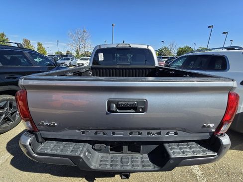 Used 2020 Toyota Tacoma SR5 AWD/4WD image 17