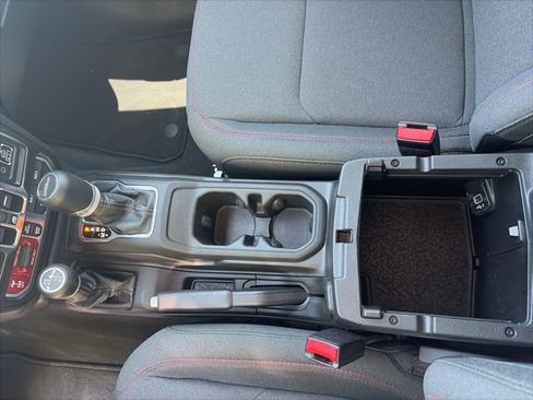 Used 2024 Jeep Gladiator Rubicon w/ Convenience Group AWD/4WD image 19