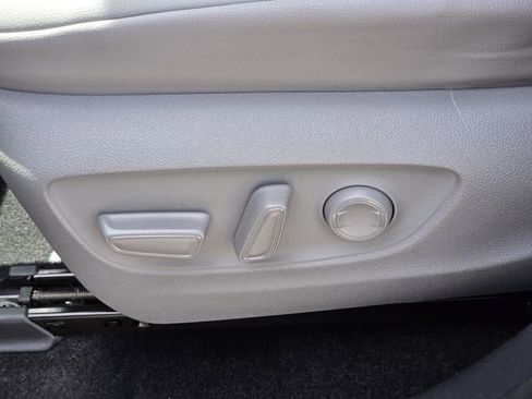 Used 2024 Toyota Highlander XLE FWD image 11