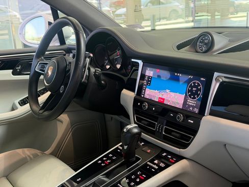 Certified 2023 Porsche Macan AWD/4WD image 18