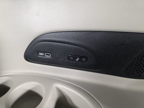 Used 2018 Chrysler Pacifica Limited FWD image 34