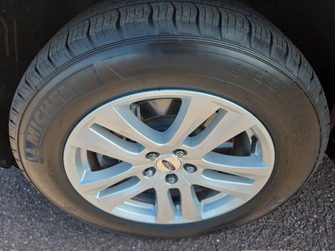 Used 2018 Ford Explorer XLT w/ Equipment Group 202A AWD/4WD image 12